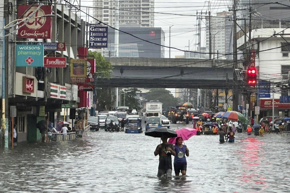 Bão Gaemi gây mưa lớn, thủ đô Philippines chìm trong nước lũ