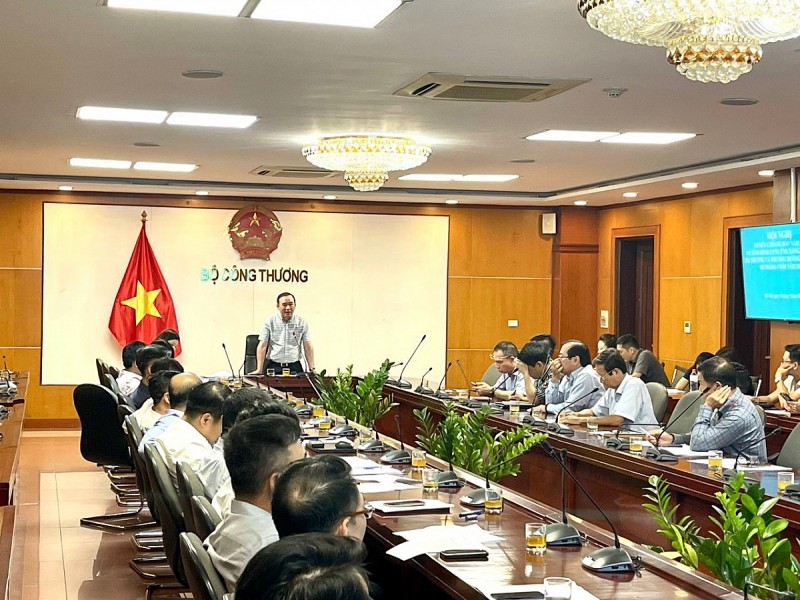 Xăng RON 95 giảm xuống dưới mốc 23.000 đồng/lít