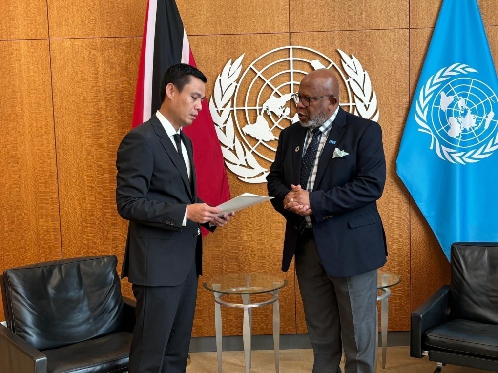 Chủ tịch Đại hội đồng Liên Hợp Quốc khóa 78 Dennis Francis gặp Đại sứ Đặng Hoàng Giang 