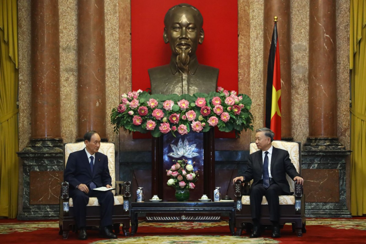 Chủ tịch nước Tô Lâm tiếp nguyên Thủ tướng Nhật Bản Suga Yoshihide, Đặc phái viên của Thủ tướng Kishida Fumio. Ảnh: VPCTN