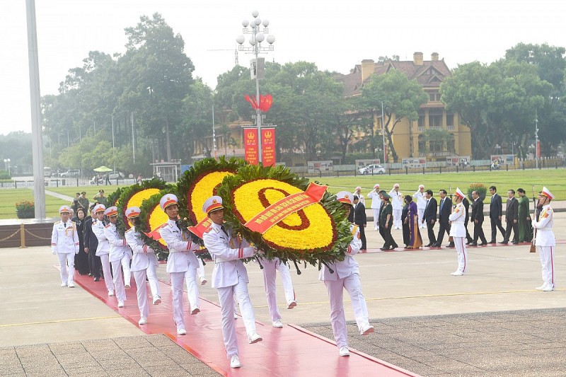 Lãnh đạo Đảng, Nhà nước viếng Chủ tịch Hồ Chí Minh và tưởng niệm các anh hùng liệt sĩ