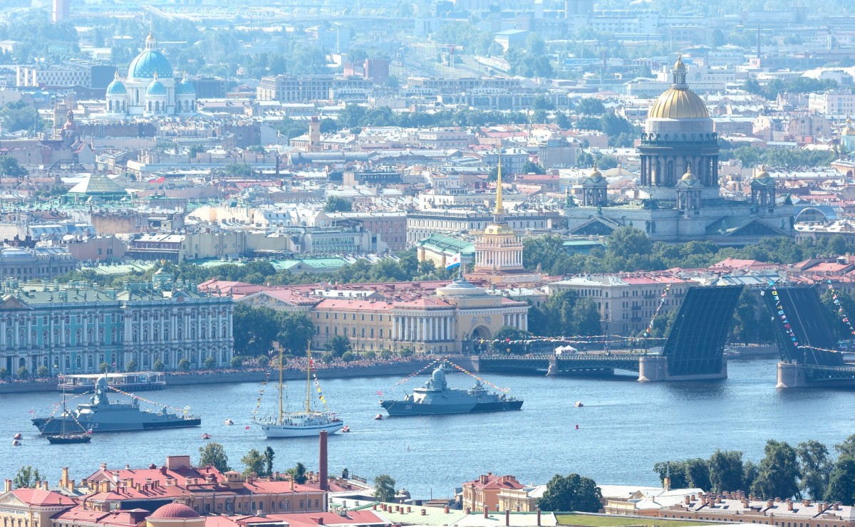 Nga duyệt binh trên sông ở St. Petersburg kỷ niệm Ngày Hải quân