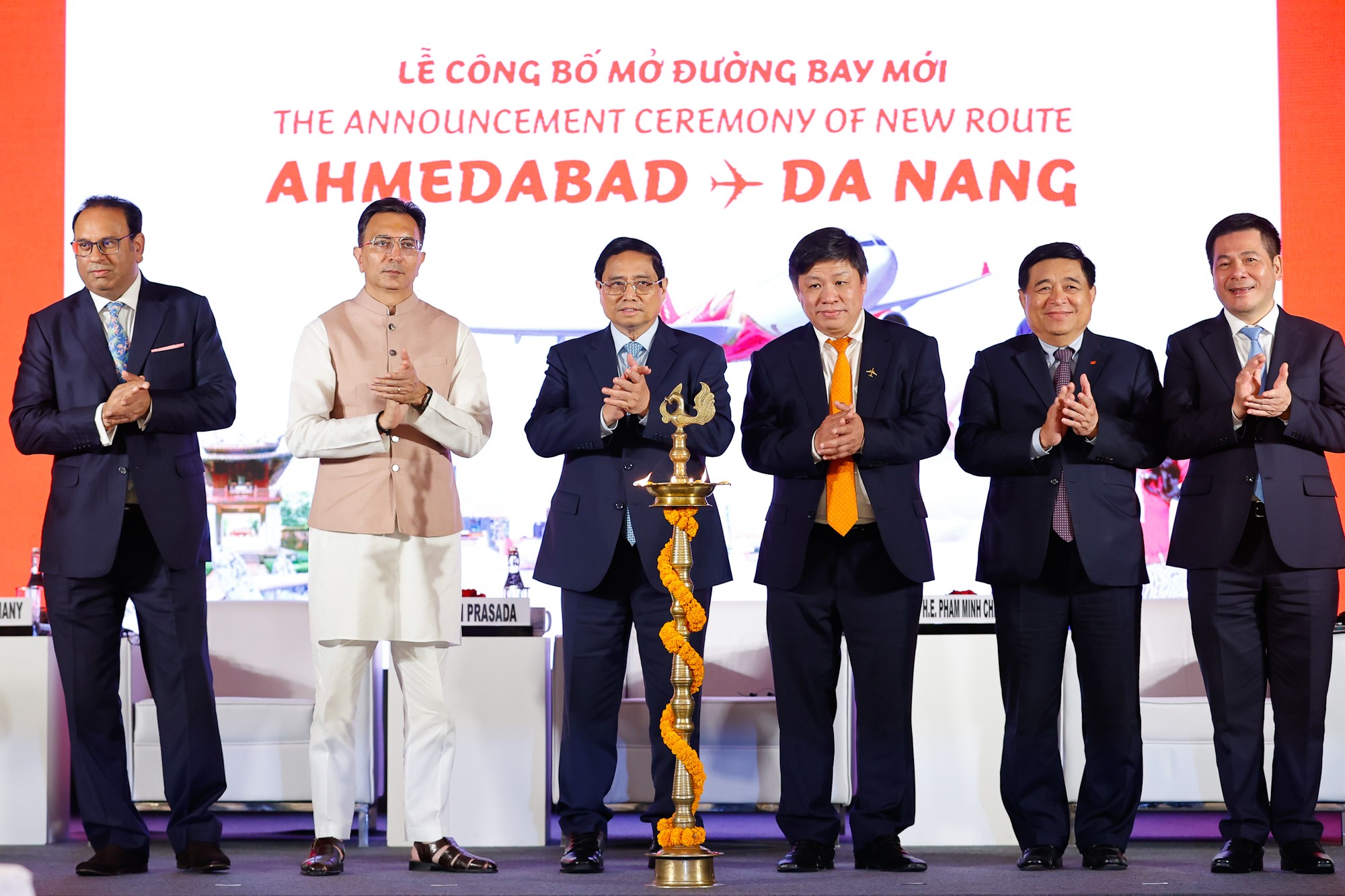 Thủ tướng dự lễ công bố đường bay Đà Nẵng (Việt Nam) - Ahmedabad (Bang Gunjarat, Ấn Độ) và đón hành khách thứ 200 triệu của hãng hàng không Vietjet. Ảnh: VGP.