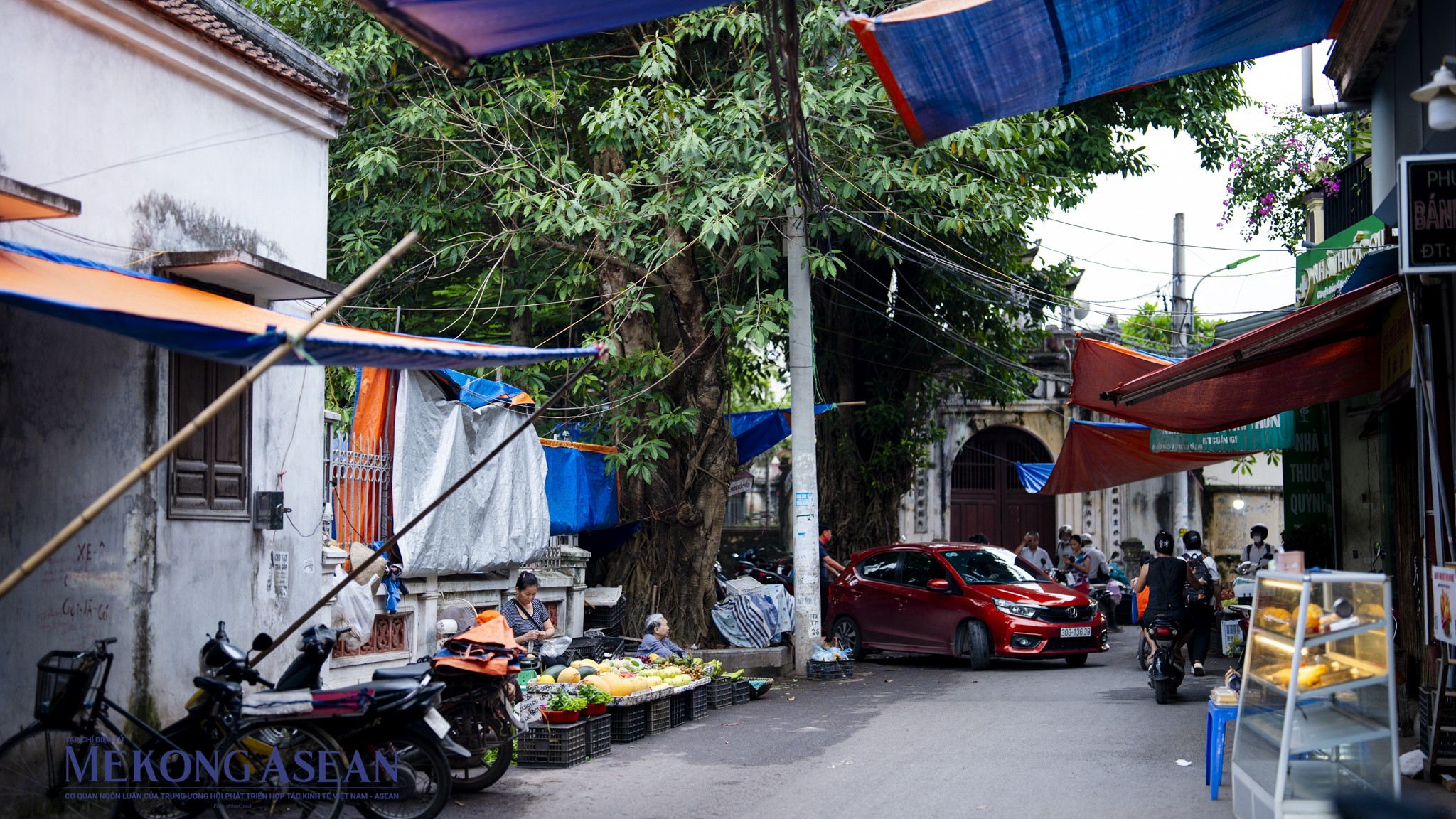 Hà Nội: Chợ 'tiền tỷ' bỏ hoang, chợ cóc tấp nập buôn bán