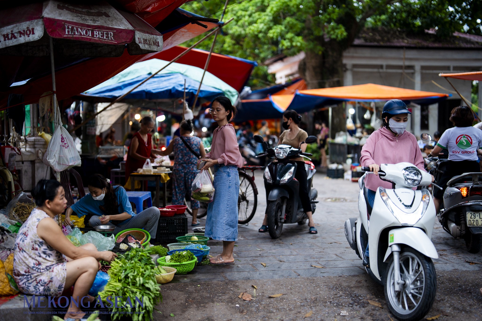 Hà Nội: Chợ 'tiền tỷ' bỏ hoang, chợ cóc tấp nập buôn bán