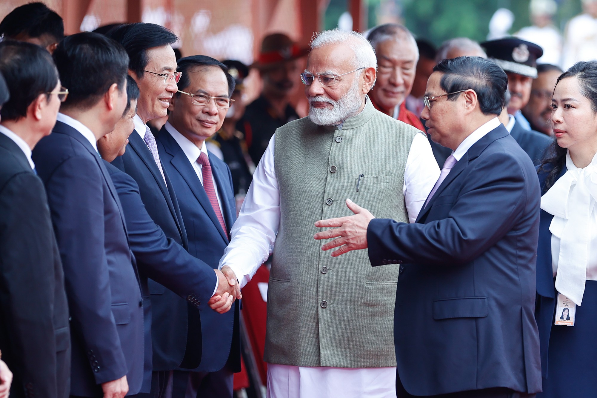 Thủ tướng Phạm Minh Chính giới thiệu với Thủ tướng Ấn Độ Narendra Modi về thành phần đoàn cấp cao Việt Nam. Ảnh VGP.