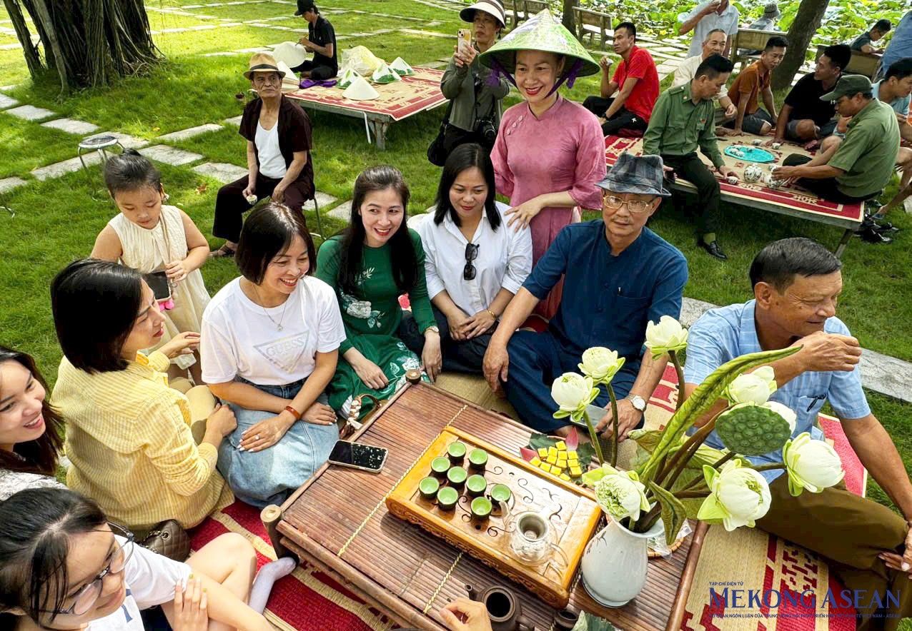 Du khách trải nghiệm nghệ thuật pha trà sen Kiếp Bạc.