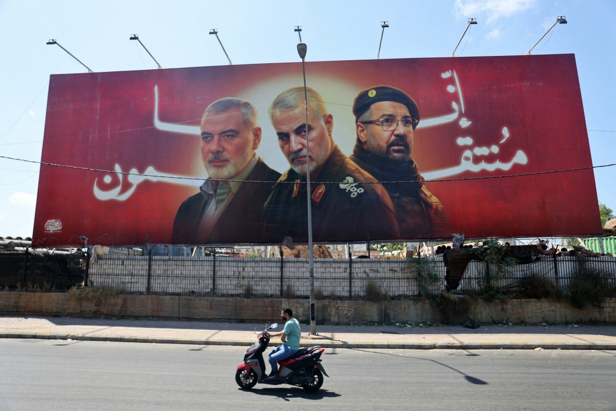 Tấm biển về 3 lãnh đạo: gồm thủ lĩnh cấp cao Hamas Ismail Haniyed,  , Ismail Haniyeh của Hamas (trái), chỉ huy Lực lượng Quds của Iran Qasem Soleimani (giữa) và chỉ huy cấp cao Hezbollah Fuad Shukr.