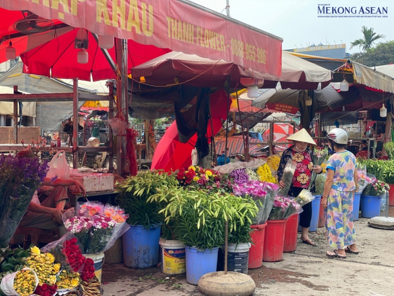 Cận kề ngày rằm tháng 7 âm lịch, hoa tươi tại các chợ dân sinh bắt đầu có sự biến động về giá. Ảnh: Hà Anh/Mekong ASEAN.