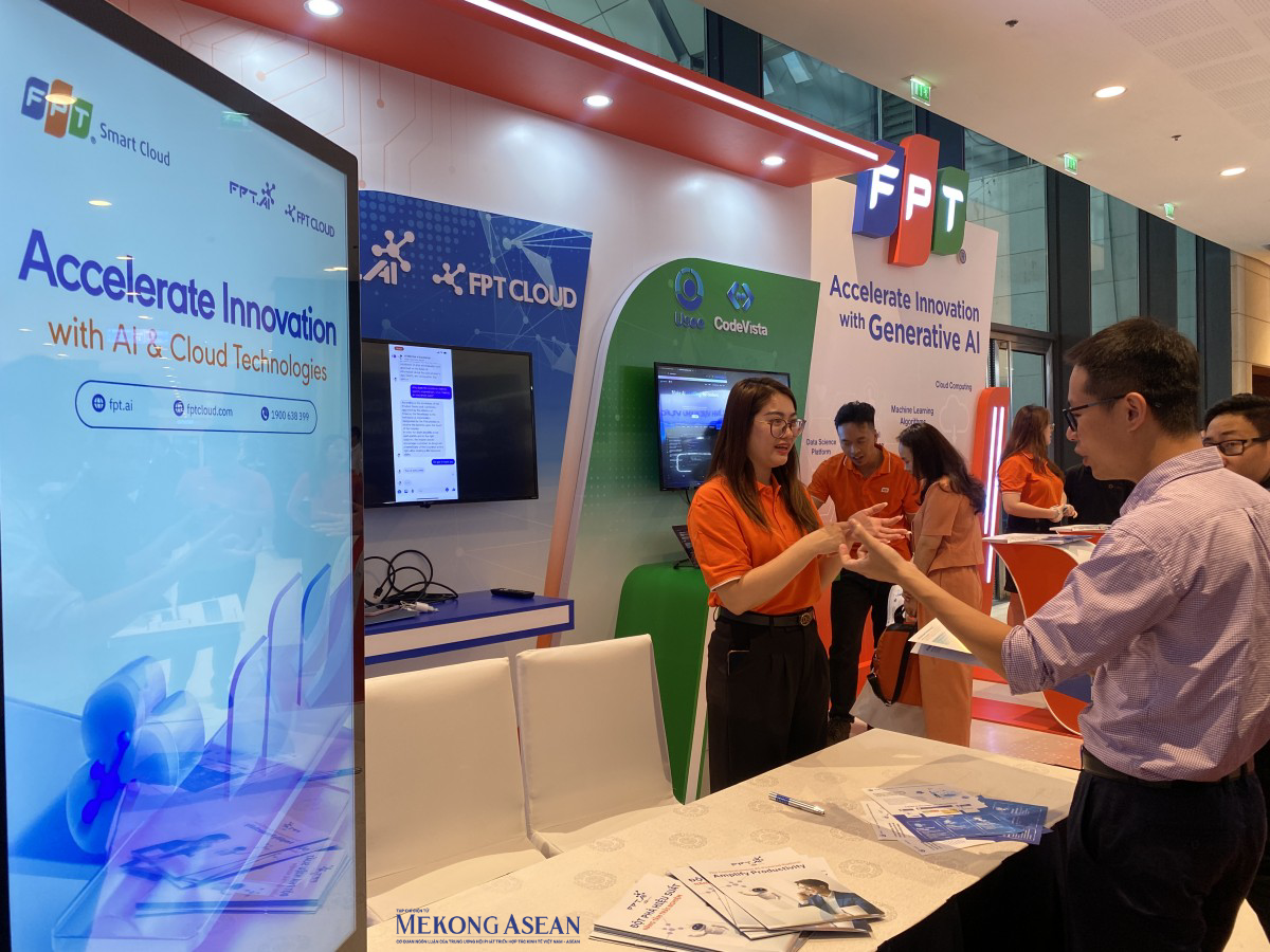 Tại gian hàng của FPT giới thiệu các sản phẩm AI hỗ trợ trong việc tự động hóa một số hoạt động của doanh nghiệp, người dùng. Ảnh: Hà Anh/Mekong ASEAN. Tại gian hàng của FPT giới thiệu các sản phẩm AI hỗ trợ trong việc tự động hóa một số hoạt động của doanh nghiệp, người dùng. Ảnh: Hà Anh/Mekong ASEAN.