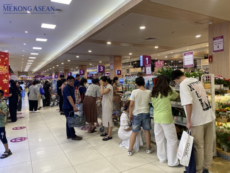 Không chỉ các quán ăn, khu vực thanh toán gần như không còn chỗ trống. Ảnh: Hà Anh/Mekong ASEAN.