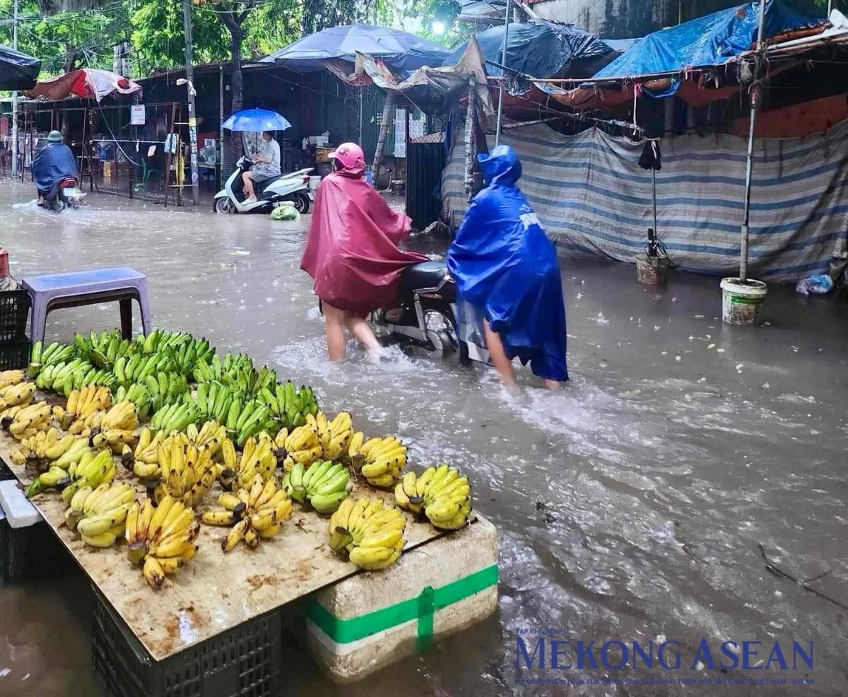 Hà Nội cảnh báo ngập sâu trên nhiều tuyến phố