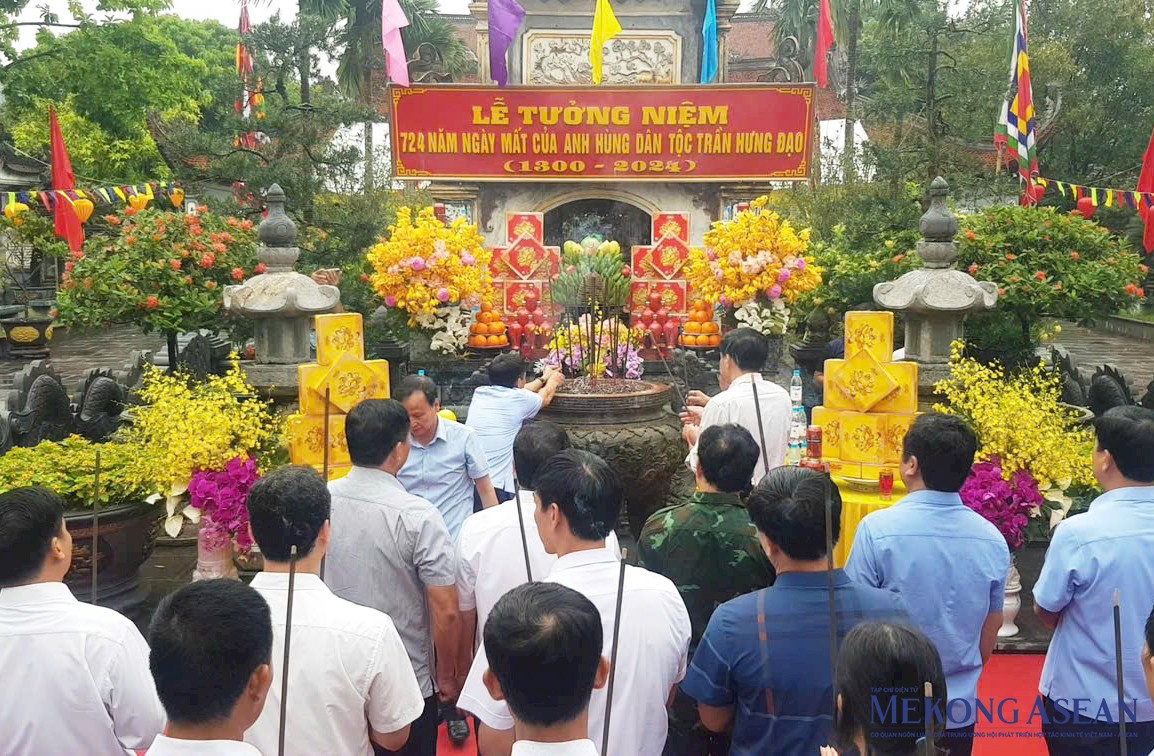 Các đại biểu cùng người dân dâng hương tại lễ cáo yết. Ảnh: Thùy Liên.