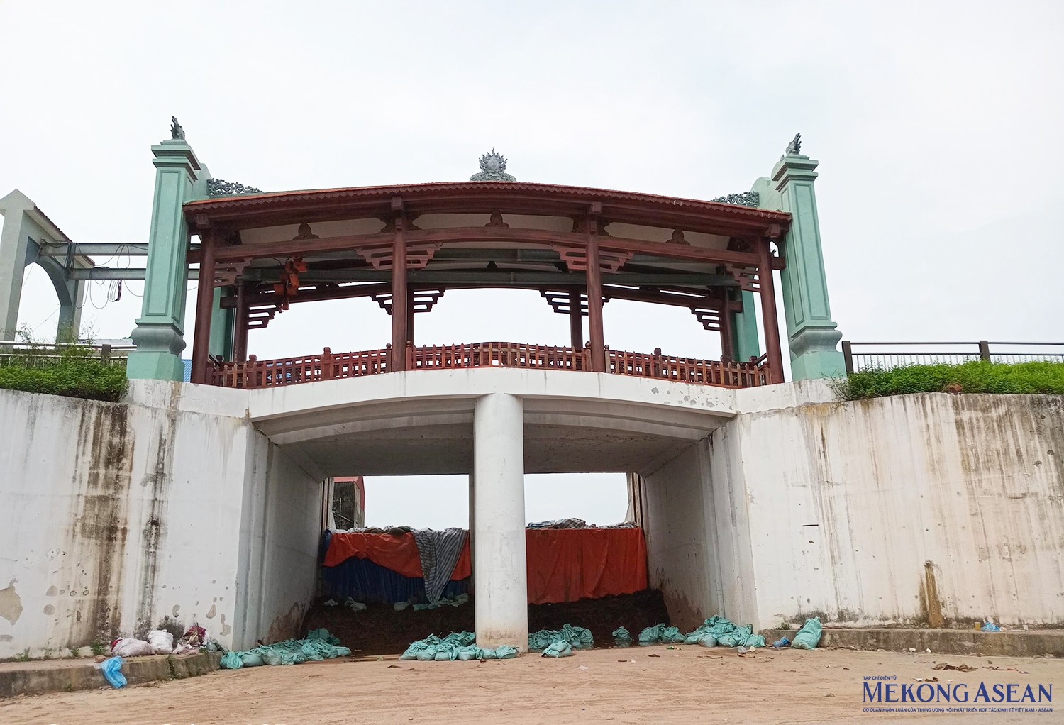Một cây cầu bắc qua đê trên địa bàn phường Hồng Châu, bên trong gầm cầu ngăn nước bằng đất, cát. Ảnh chụp sáng 16/9.