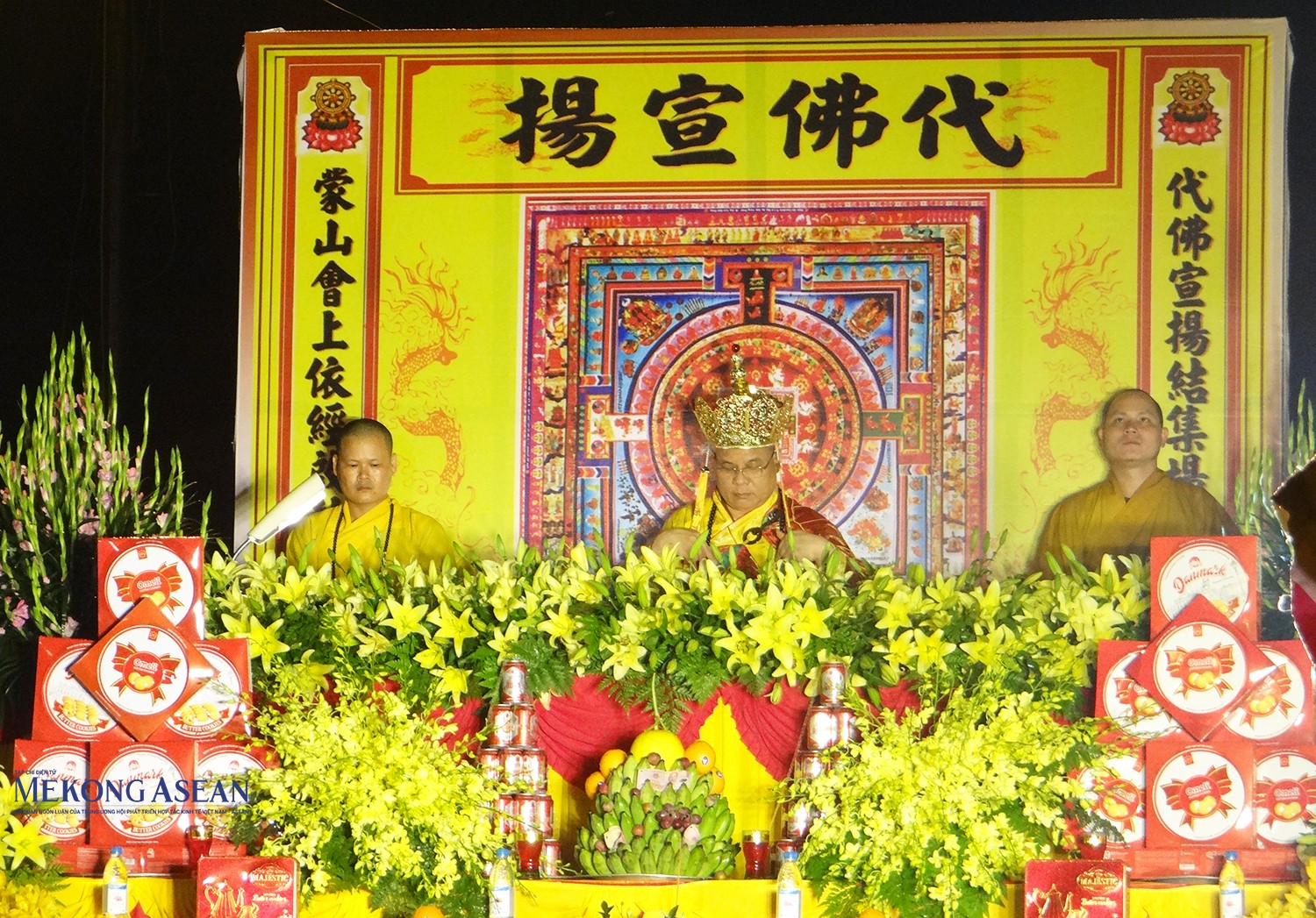 Các nhà sư thực hiện nghi lễ cầu an.