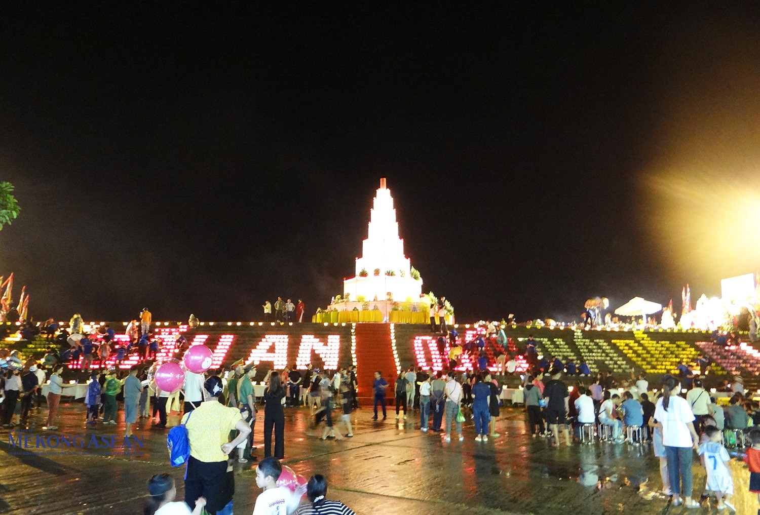 Trên đê sông Lục Đầu, đàn tháp được dựng 9 tầng, tượng trưng cho trục nối, giao thoa trời - đất, âm - dương.