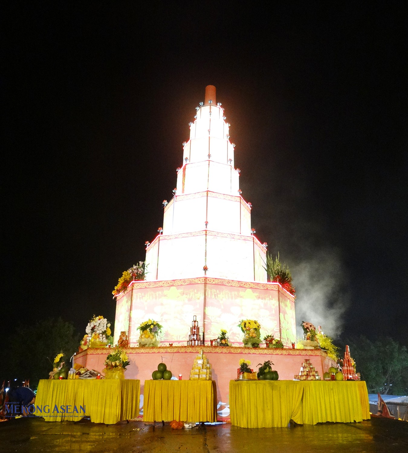 Trên đàn tháp, 9 tầng hoa văn gồm Phật - Đạo - Nho đan xen.