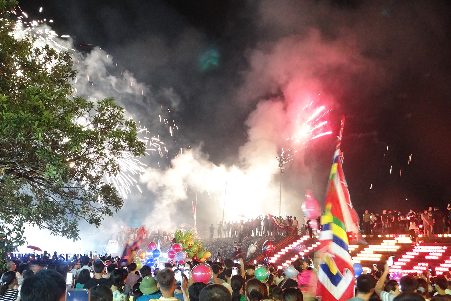 Linh thiêng lễ cầu an và hội hoa đăng trên sông Lục Đầu ở Hải Dương