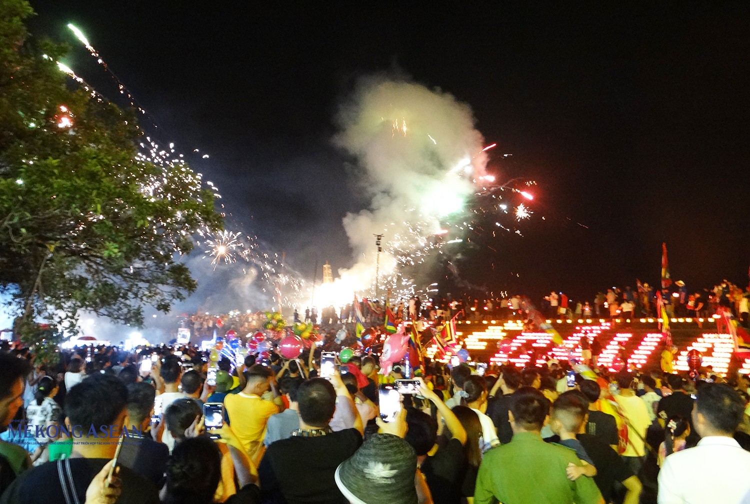 Màn bắn pháo bông vụt sáng, rực rỡ cả không gian...