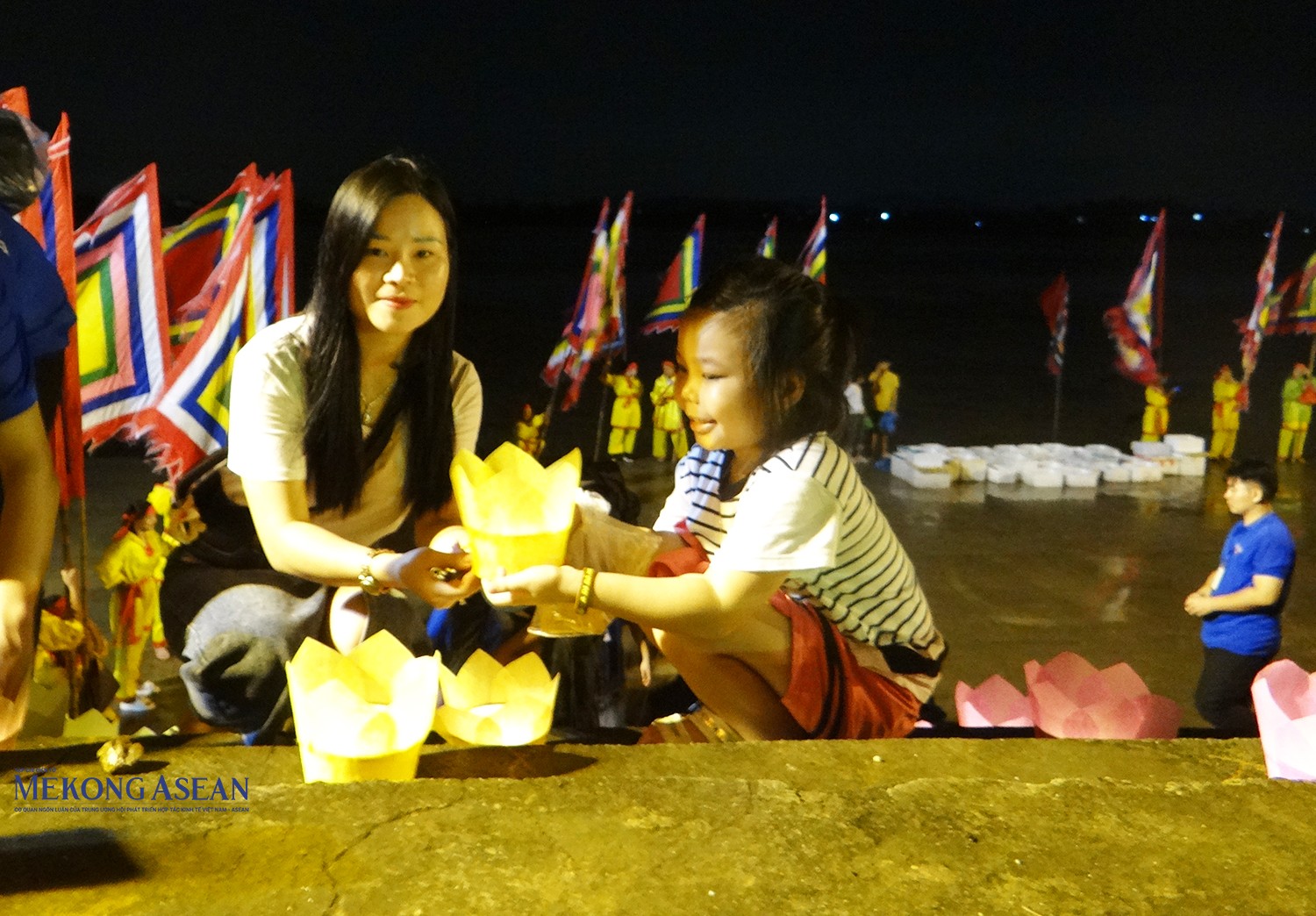 Linh thiêng lễ cầu an và hội hoa đăng trên sông Lục Đầu ở Hải Dương