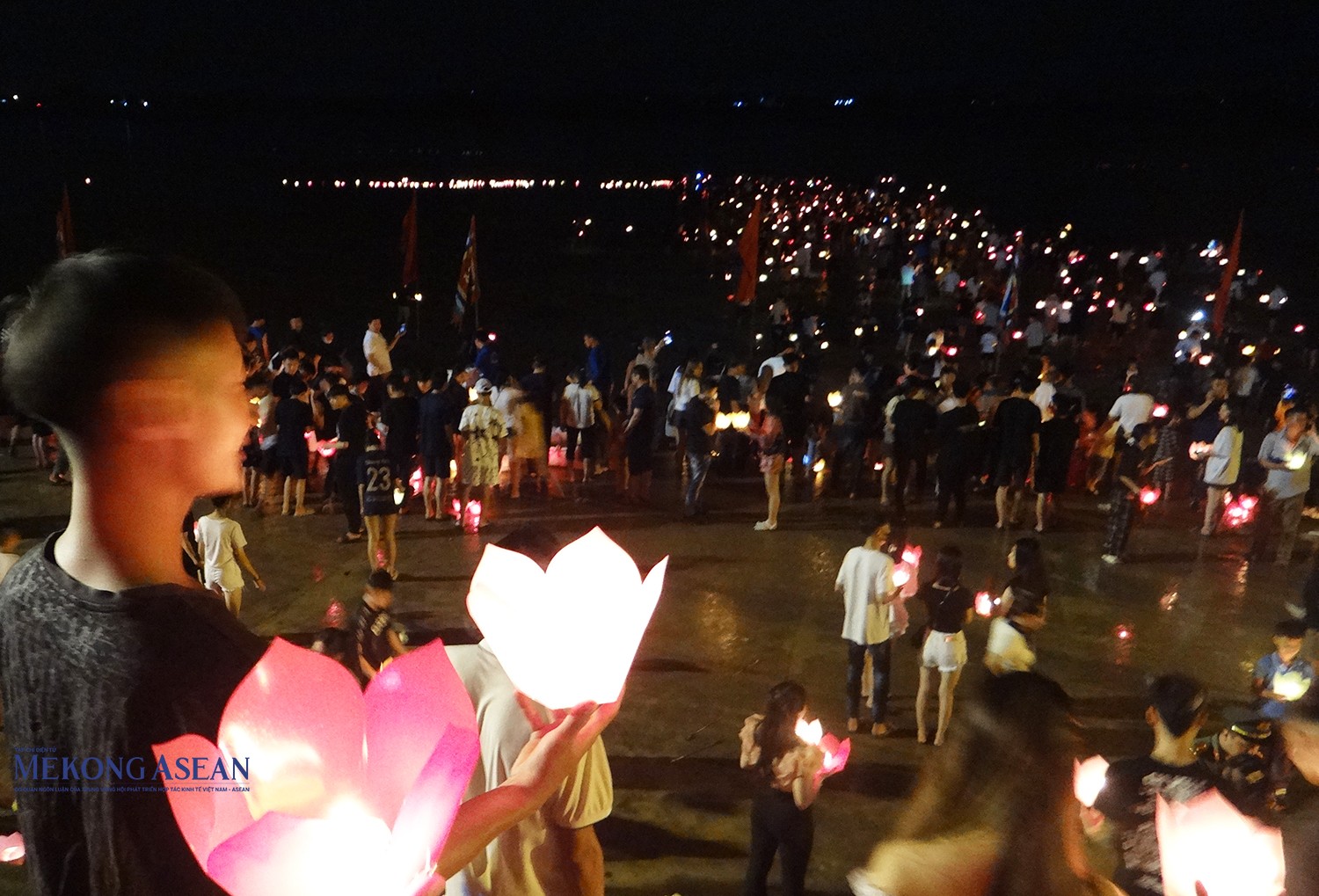 Những bông hoa đăng kèm gửi gắm những ước nguyện đến thế giới linh thiêng…