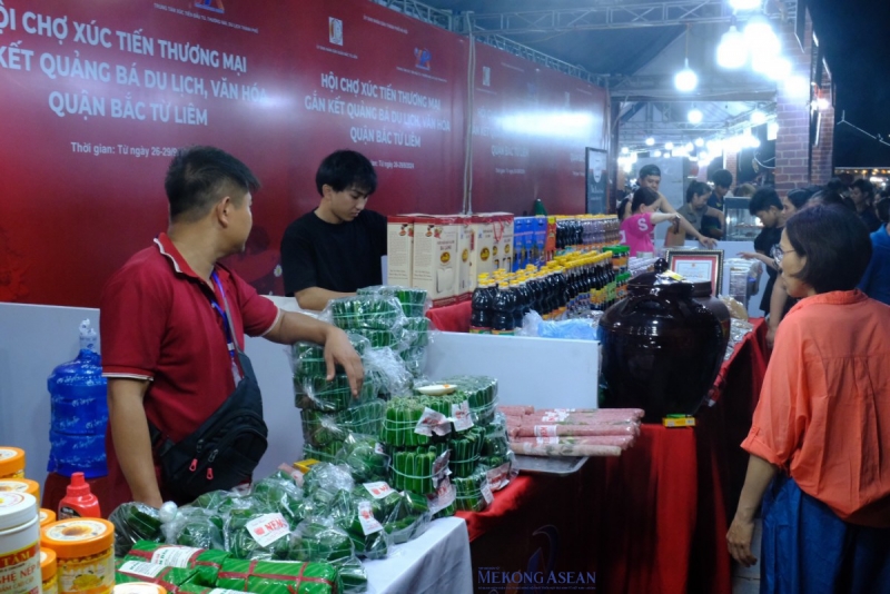 Hơn 100 sản phẩm làng nghề trưng bày tại hội chợ quận Bắc Từ Liêm