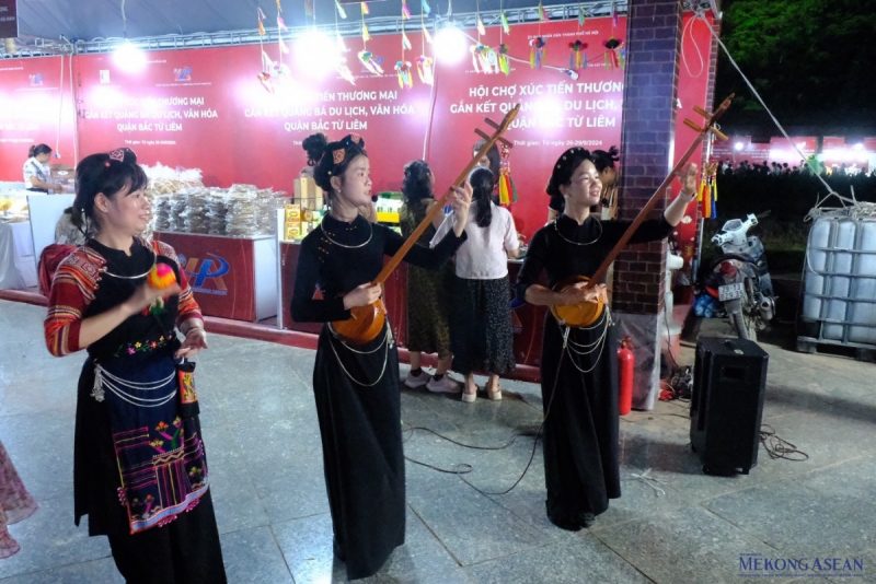 Hơn 100 sản phẩm làng nghề trưng bày tại hội chợ quận Bắc Từ Liêm