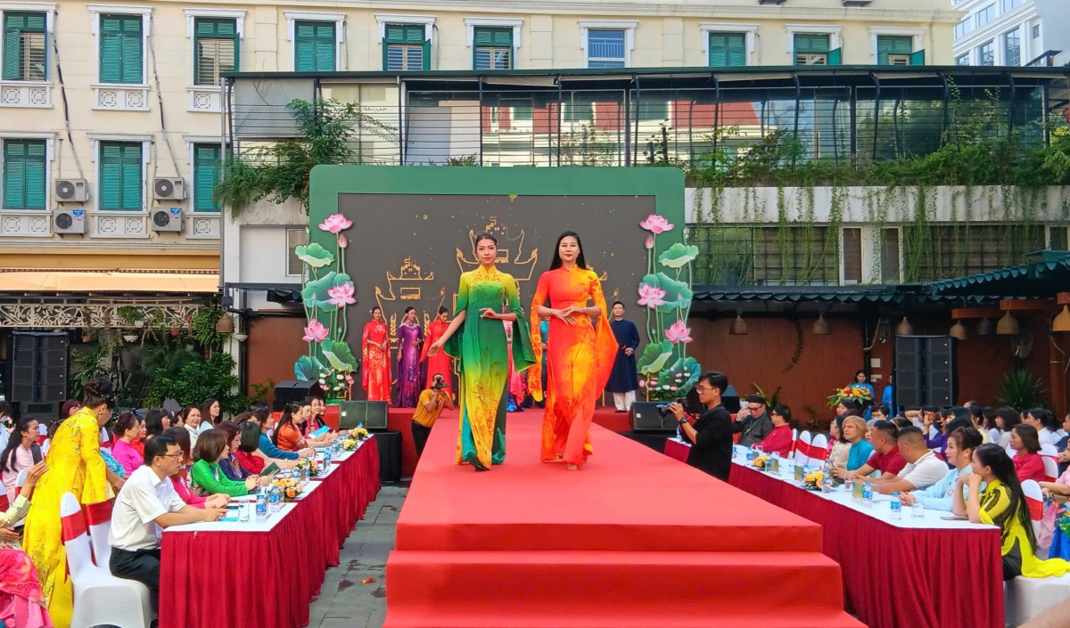 Tháng áo dài 2024 Hà Nội: Tôn vinh vẻ đẹp tà áo dài truyền thống