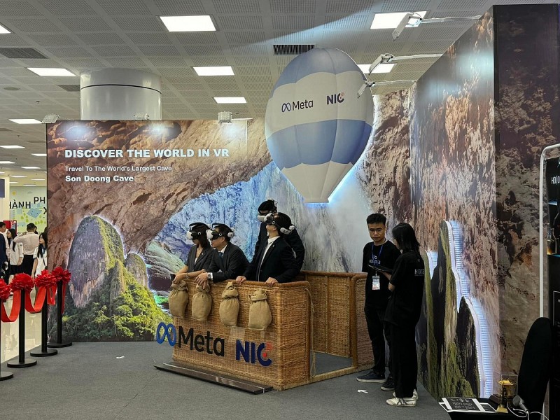 Một trong những gian hàng thu hút sự quan tâm của khách tham quan, trải nghiệm là Meta khi hãng trình diễn công nghệ về thực tế ảo tăng cường, các sản phẩm có khả năng tương tác cao.