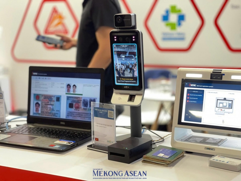 Tại triển lãm đổi mới sáng tạo năm nay, CTCP Ứng dụng và dịch vụ công nghệ cao ASTEC giới thiệu các sản phẩm công nghệ có tính thực tiễn cao như thiết bị đọc CCCD, ki-ốt hành chính công tự phục vụ, đặc biệt là loạt sản phẩm robot AI.