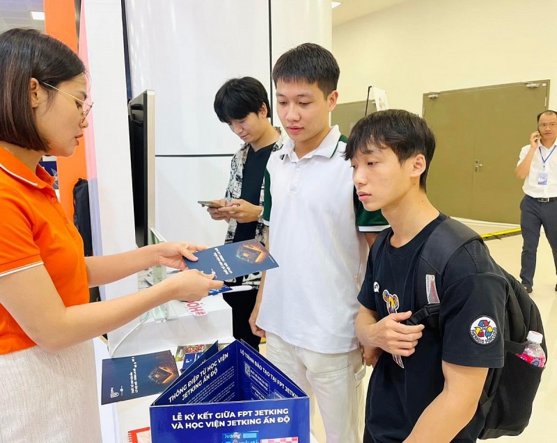 Khách tham dự có cơ hội được tư vấn, chia sẻ về chương trình đào tạo thiết kế vi mạch bán dẫn quốc tế tại FPT Jetking. Chương trình này được nghiên cứu, phát triển bởi Học viện Jetking Ấn Độ và Tổ chức giáo dục FPT, tập trung vào đào tạo thực hành với thời gian chiếm tới 70% tổng thời lượng học. 