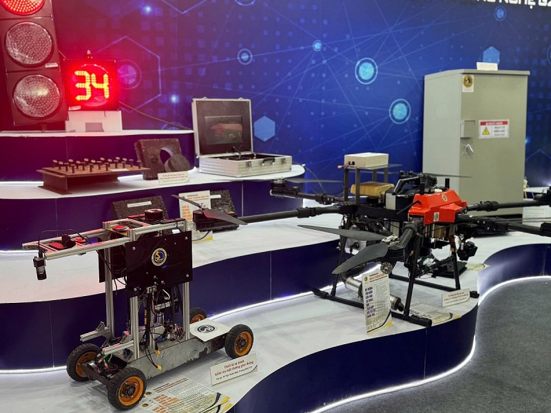 Trường Đại học Giao thông vận tải đại diện nhóm các trường Đại học kỹ thuật G29 giới thiệu các giải pháp công nghệ mang tính thực tiễn cao như xử lý hằn lún vệt bánh xe trên đường quốc lộ, hệ thống điều khiển đèn giao thông thích ứng trong đô thị, UAV giá