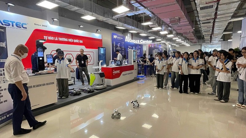 Ngay trong triển lãm, khách tham quan được chứng kiến màn trình diễn đặc sắc của những chú chó robot có tên Quadruped - Go2 Edu gắn camera. Chia sẻ với Mekong ASEAN, bạn Lê Huy, nhân viên kỹ thuật và giải pháp tại ASTEC cho biết: “Chúng được mô phỏng như những chú chó thật với khả năng thực hiện các hành động linh hoạt như chạy, nhảy, bắt tay. Trên con robot này được tích hợp camera để kịp thời giám sát và gửi tín hiệu trực tiếp đến bộ phận an ninh, do đó toàn bộ hành trình tuần tra của robot đều được ghi lại đầy đủ”. Mới đây, tháng 9/2024, ASTEC đã triển khai thành công robot chó Quadruped - Go2 Edu cho nhà máy Samsung Display Việt Nam tại Bắc Ninh.