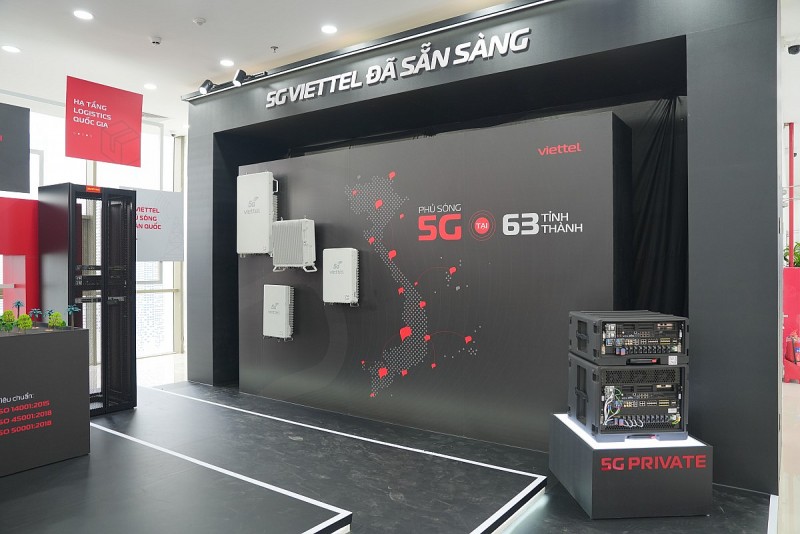 Năm nay, Viettel trưng bày loạt thiết bị 5G do đơn vị phát triển. Triển lãm đổi mới sáng tạo năm ngoái, Viettel cũng thu hút sự chú ý với chip 5G đầu tiên. Dòng chip 5G có năng lực tính toán 1.000 tỷ phép tính/giây, được đánh giá có mức độ phức tạp tương đương chip Apple A7. Cùng với đó là Viettel cũng mang đến sự kiện nhiều sản phẩm băng thông, dần đi vào thực tiễn.