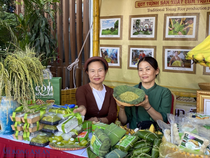 Trưng bày nhiều đặc sản địa phương như thịt chua Phú Thọ, chả mực Quảng Ninh, cốm Làng Vòng, trà hoa vàng Quy Hoa, thạch đen Lạng Sơn….