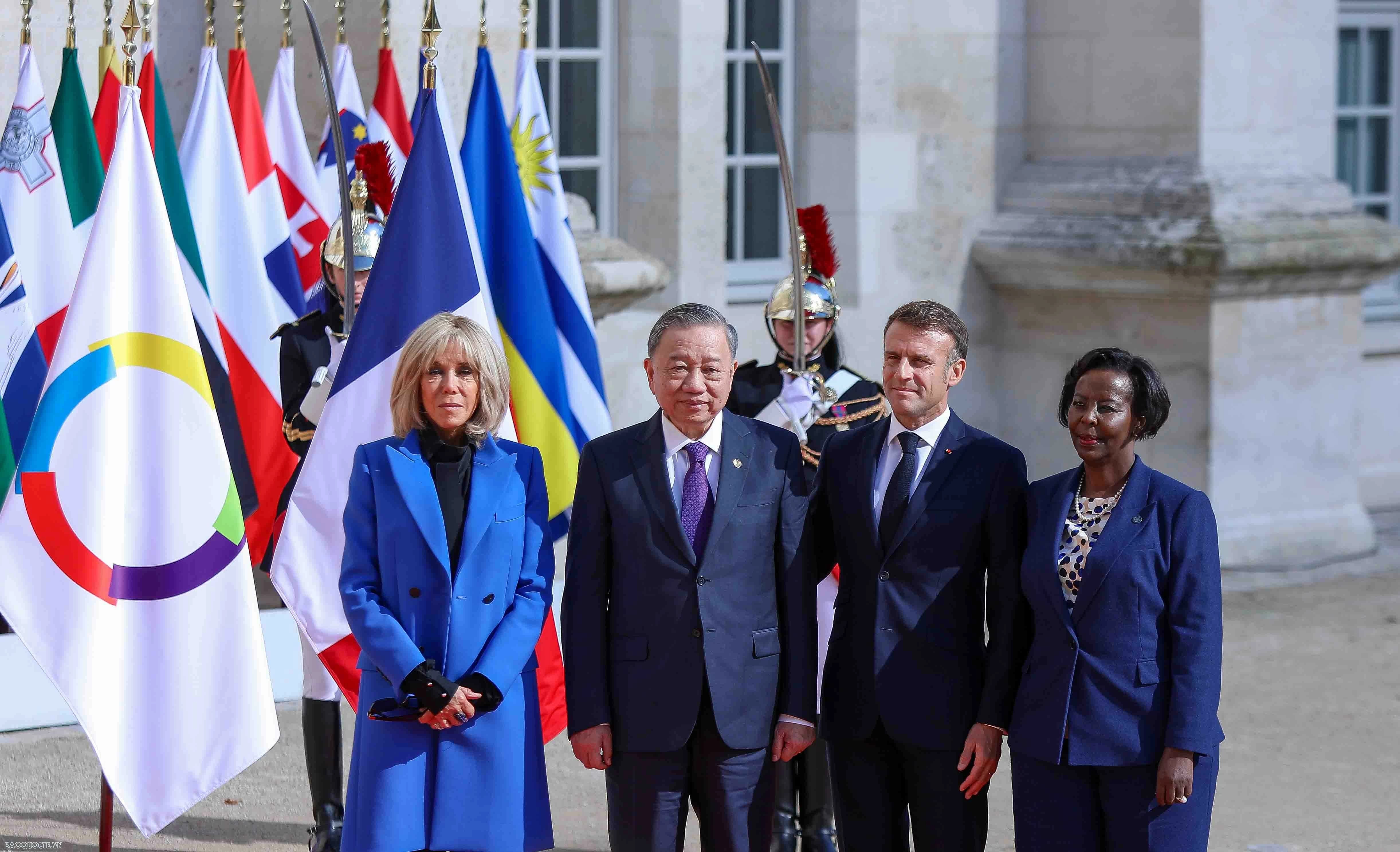 Tổng thống Pháp Emmanuel Macron và phu nhân cùng Tổng thư ký Tổ chức quốc tế Pháp ngữ Louise Mushikiwabo đón Tổng Bí thư, Chủ tịch nước Tô Lâm tham dự Hội nghị. 