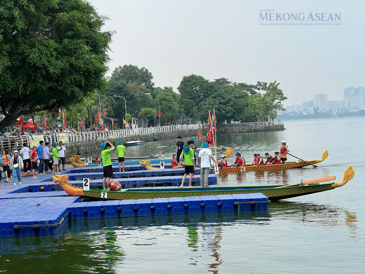 Hà Nội: Sôi động không khí giải bơi thuyền rồng trên Hồ Tây