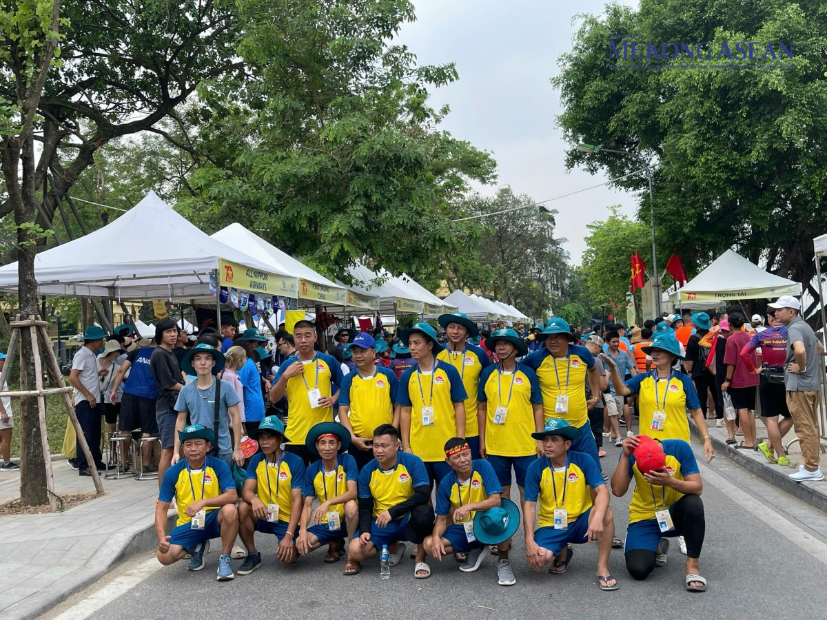 Hà Nội: Sôi động không khí giải bơi thuyền rồng trên Hồ Tây