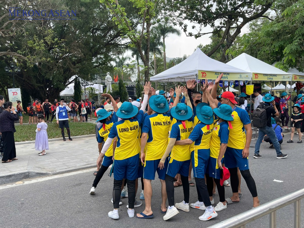 Hà Nội: Sôi động không khí giải bơi thuyền rồng trên Hồ Tây