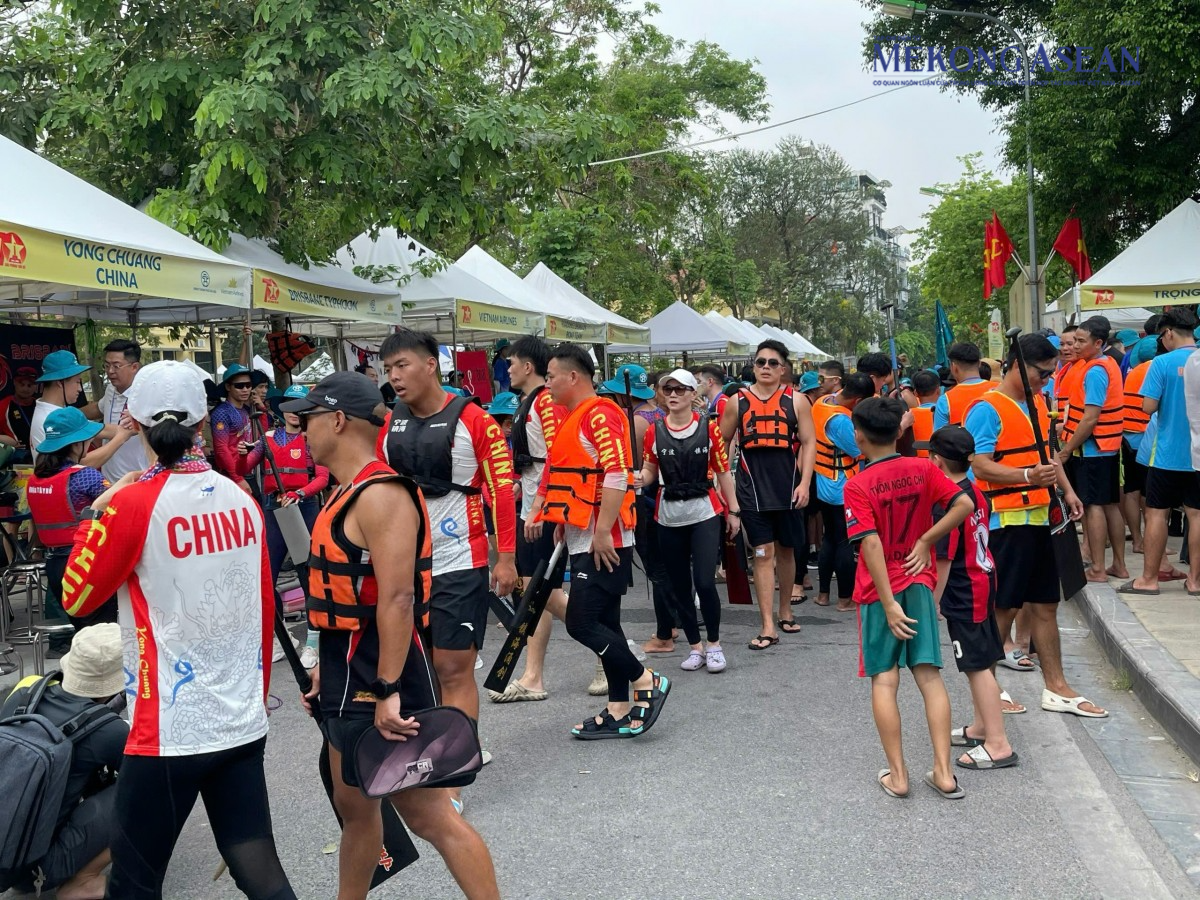 Hà Nội: Sôi động không khí giải bơi thuyền rồng trên Hồ Tây