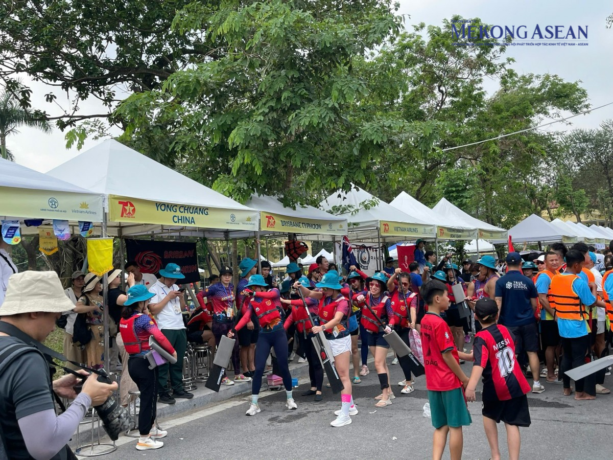 Hà Nội: Sôi động không khí giải bơi thuyền rồng trên Hồ Tây