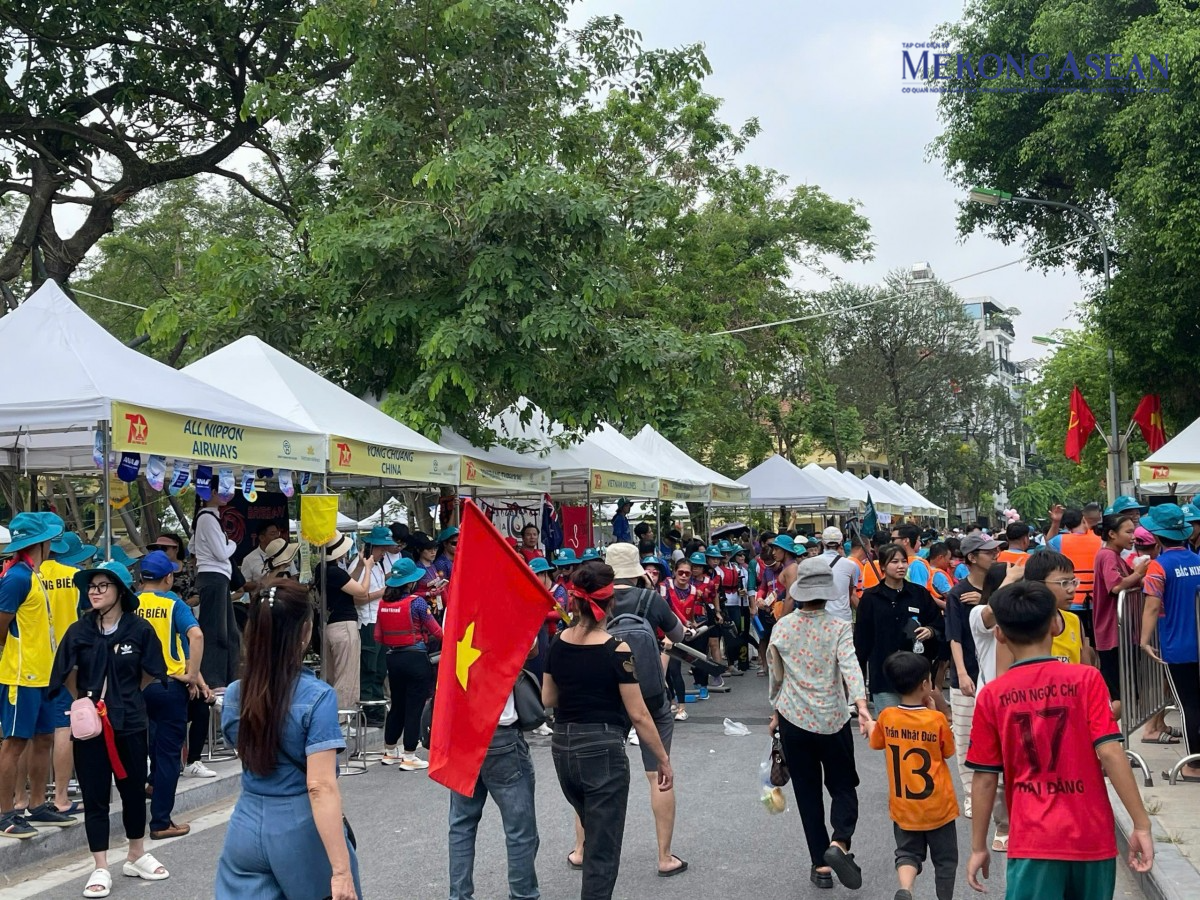 Hà Nội: Sôi động không khí giải bơi thuyền rồng trên Hồ Tây