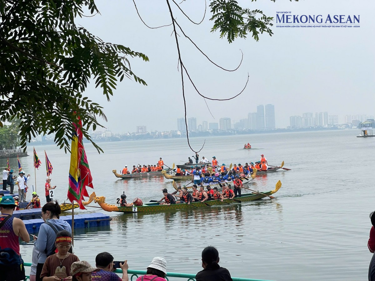 Hà Nội: Sôi động không khí giải bơi thuyền rồng trên Hồ Tây