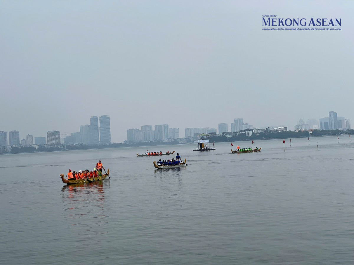 Hà Nội: Sôi động không khí giải bơi thuyền rồng trên Hồ Tây