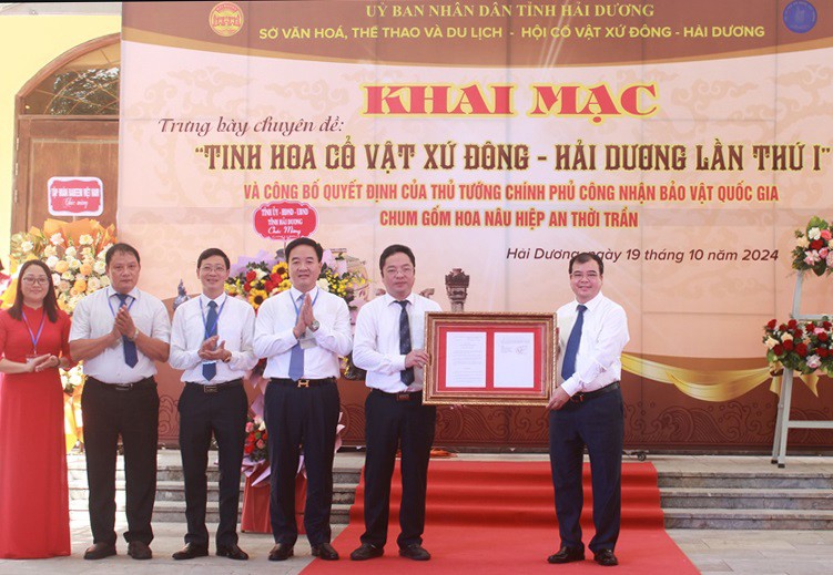 Ông Nguyễn Minh Hùng, Phó Chủ tịch UBND tỉnh Hải Dương trao Quyết định của Thủ tướng Chính phủ công nhận Chum gốm hoa nâu Hiệp An thời Trần là bảo vật quốc gia.