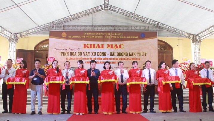 Các đại biểu cắt băng khai mạc trưng bày chuyên đề “Tinh hoa cổ vật Xứ Đông - Hải Dương lần thứ I”.