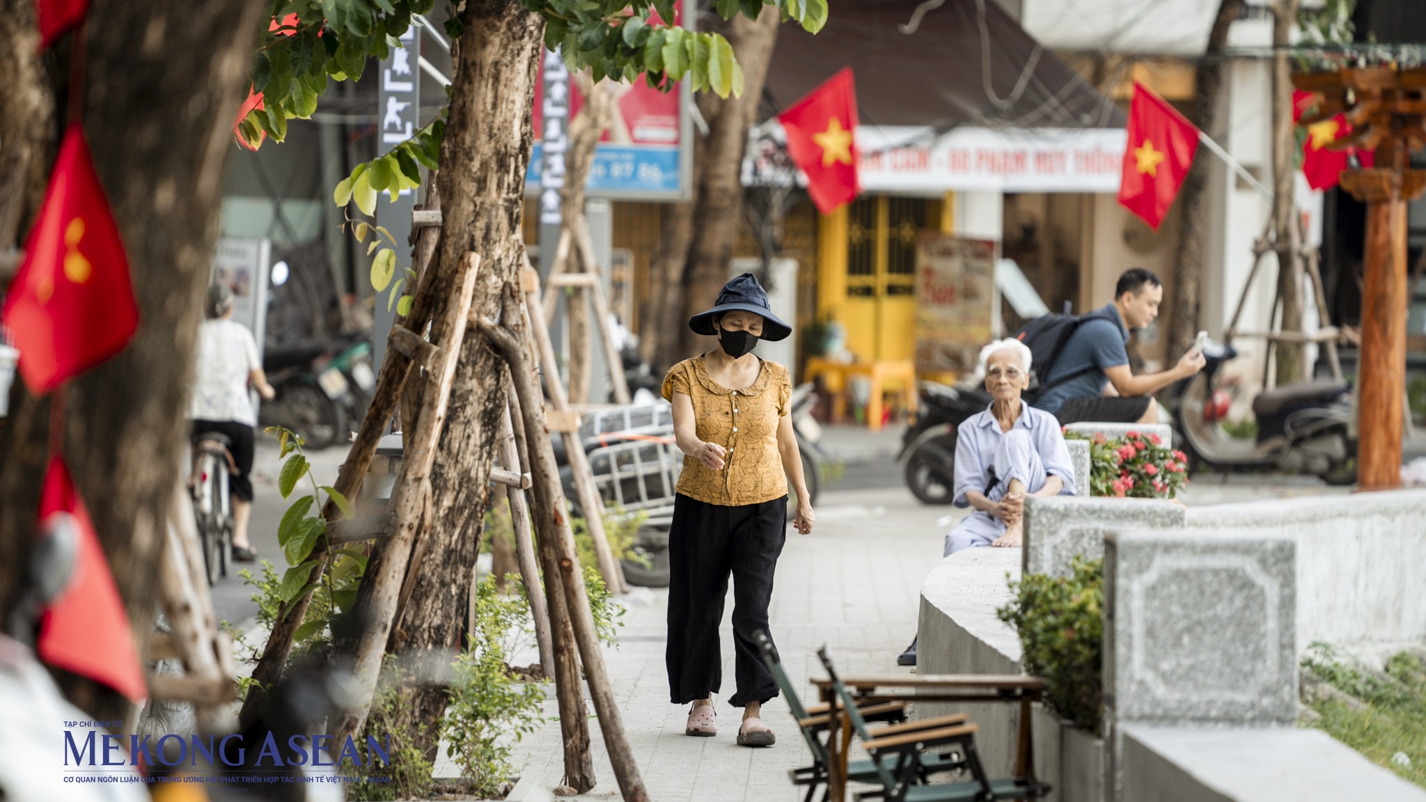 Phố đi bộ hồ Ngọc Khánh túc tắc người qua lại ngày cuối tuần