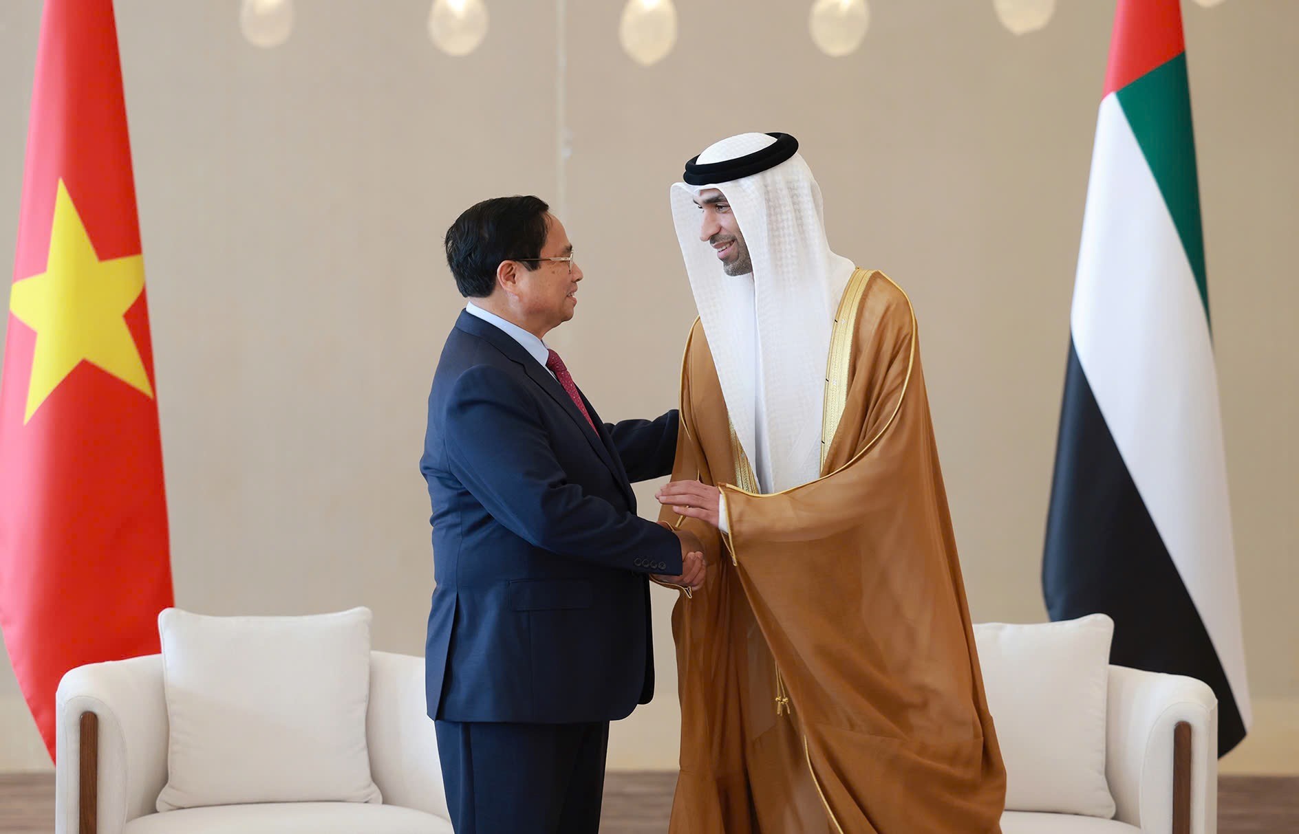 Thủ tướng Phạm Minh Chính và Bộ trưởng, Quốc vụ khanh Thani bin Ahmed Al Zeyoudi có cuộc gặp ngắn tại sân bay - Ảnh: VGP.
