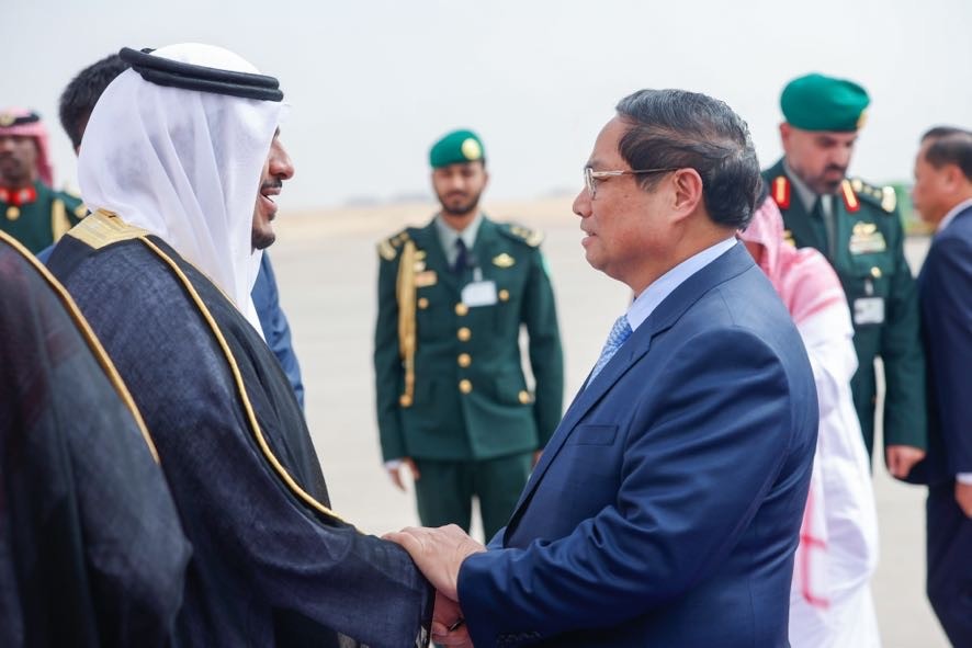 Hoàng thân Mohammed bin Abdulrahman bin Abdulaziz, Phó Thống đốc thành phố Riyadh đón Thủ tướng Phạm Minh Chính và Phu nhân tại sân bay - Ảnh VGP