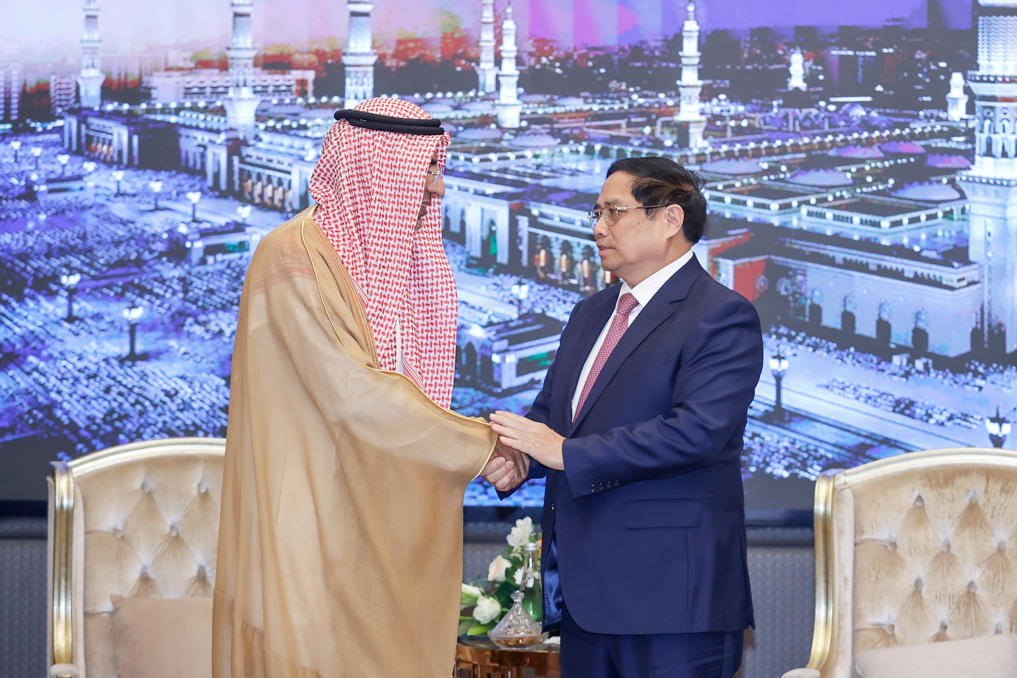 Thủ tướng Phạm Minh Chính nhấn mạnh, Việt Nam bảo đảm cho các nhà đầu tư yên tâm hoạt động với tầm nhìn trăm năm; mong muốn SALIC sớm đầu tư tại Việt Nam trong lĩnh vực nông nghiệp công nghệ cao, công nghệ, phân bón, thức ăn, thị trường, nhất là trong ngành thực phẩm Halal - Ảnh: VGP